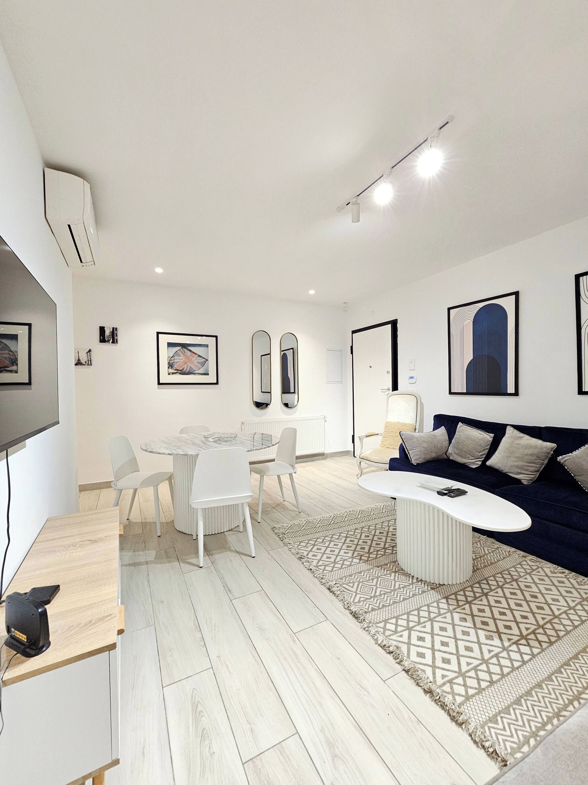 Apartment, 2 Bedrooms, Smoking | Living room | Books