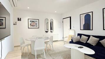 Apartment, 2 Bedrooms, Smoking | Living room | Books