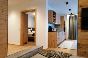 Een moderne keuken met houten kastjes, een aanrecht en een ingebouwde oven.