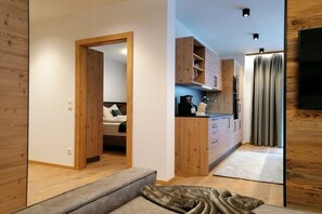 Eine moderne Küche mit Holzausstattung, einer Arbeitsplatte und einem eingebauten Backofen.