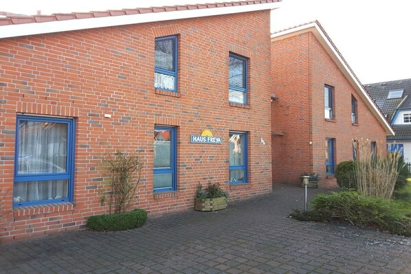 Een gebouw van rode baksteen met een bord waarop 'HAUS FREYA' staat.