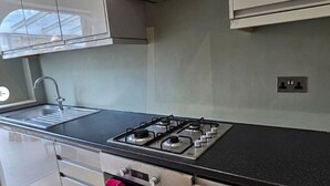 Private kitchen - Bright & modern London home with easy city access (Harrow)