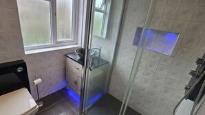 Bathroom - Bright & modern London home with easy city access (Harrow)