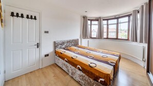 Unclassified image, 5 of 10, button - Bright & modern London home with easy city access (Harrow)