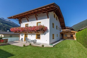 Un bâtiment à deux étages doté d’un balcon, d’un patio et surplombant un paysage montagneux.
