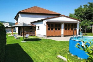 A residential property with a swimming pool, a covered patio, and a well-maintained lawn. - Holiday home in Křemže with Wi-Fi and parking (Křemže)