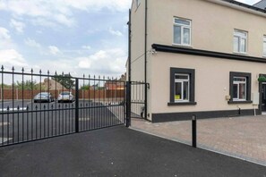 A gated parking area with a building adjacent to it. - SAV Clarence Apt, Loughborough - 2-Bed Charlies (Leicestershire)