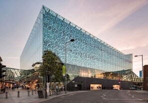 Ein modernes Gebäude mit Glasfassade und geometrischem Design.