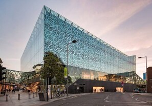 A modern building with a glass facade and a geometric pattern. - Sav Apartments Regent Leicester - 2 Bed Flat (Leicester)
