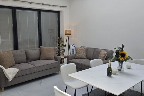 SAV Stays 5 Bedroom Large Family home Birstall