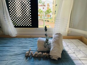 Tabla de planchar con plancha, wifi y ropa de cama