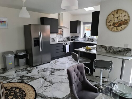 Sav 5 Bed Luxury House Leicestershire