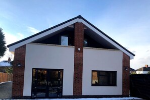 A modern two-story building with a flat roof, large windows, and a brick facade. - Sav Stays Saffron Leicester - 2 Bed Apartment (Leicester)