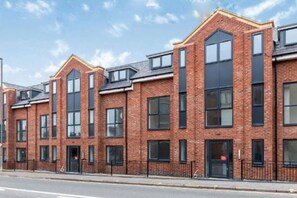 A row of modern brick townhouses with large windows and a flat roof. - Sav Apartments Nottingham Road Loughborough - 1Bed (Leicestershire)
