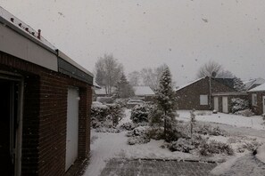 Ein Wohngebiet mit schneebedecktem Boden und Häusern.