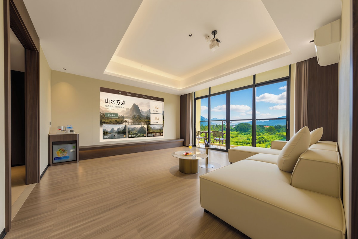 Suite Deluxe, balcone, vista montagna | Area soggiorno | TV 50 pollici con canali premium