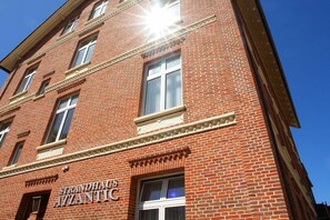 Ein Backsteinhaus mit der Aufschrift 'Strandhaus Atlantic' an der Fassade.