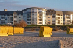 A multi-story building with a modern design, featuring a curved facade and numerous windows. - 120 Kurpark Residenz Cuxhaven (Cuxhaven)