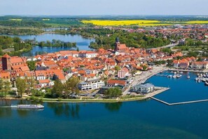 A town with a river, a marina, and a prominent church tower. - in an idyllic location in Klink (Klink)