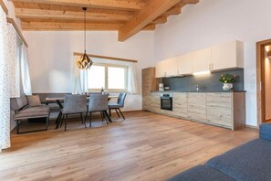A modern kitchen with wooden cabinets and a built-in oven. - Holiday apartment with 1 bedroom (Leogang, Österreich)