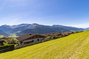 A rural landscape with houses on a hillside, surrounded by mountains. - Holiday apartment with 1 bedroom (Uttendorf)