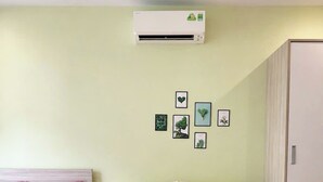 Un dormitorio con cama, sofá, una mesita y un armario.