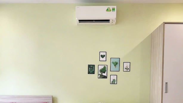 Quarto com cama, sofá, mesa pequena e guarda-roupa.
