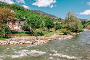 Ein Fluss fließt durch ein Tal, gesäumt von Häusern.