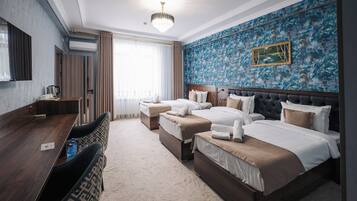 Une chambre d’hôtel avec un grand lit, un bureau et une chaise.