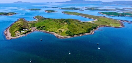 Private Island Lodge Sleeps 22 With Hot Tub