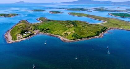 Private Island Lodge Sleeps 22 With Hot Tub
