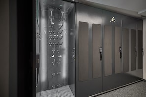 A set of metal lockers with a combination lock and a keyhole, numbered from 07 to 08. - Modern suite with garden or loggia (Gaschurn)