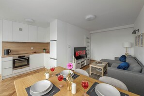 Eine moderne Wohnung mit Küche, Essbereich und Wohnzimmer.