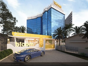 Um edifício moderno com fachada de vidro e uma placa que diz 'bloom'.