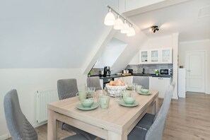 Eine moderne Küche mit Essbereich.