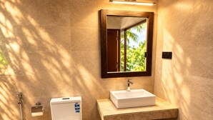 Un bagno moderno con WC, lavandino e doccia.