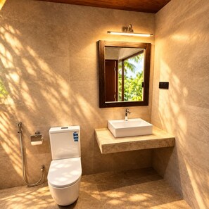 Ein modernes Badezimmer mit Toilette, Waschbecken und Dusche.