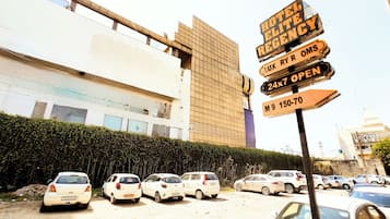 A hotel sign with multiple directions and room numbers.