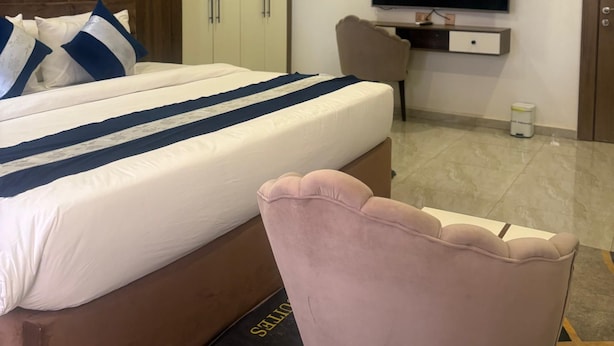 A hotel room with a bed, a television, a desk, and a chair. - Merat Hotel And Suites (Jimeta)