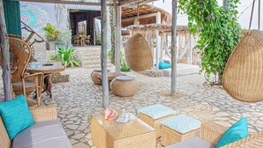 Outdoor dining - The Beach Hostel Cartagena (Cartagena)