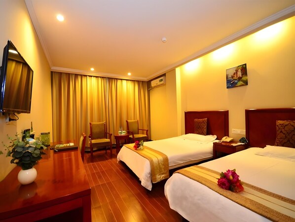 A hotel room with two beds, a desk, a chair, a TV, and a painting on the wall. - Greentree Inn Xuzhou Yunlong District West Gate of Yunlong Public Park Express Hotel (Xuzhou)