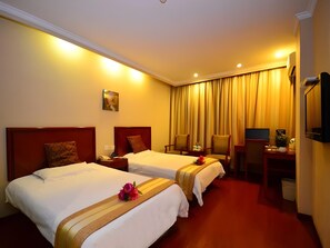 A hotel room with two beds, a desk, a chair, a television, and a window with curtains. - Greentree Inn Xuzhou Yunlong District West Gate of Yunlong Public Park Express Hotel (Xuzhou)