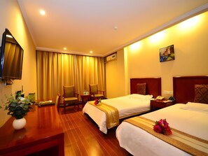 A hotel room with two beds, a desk, a chair, a TV, and a painting on the wall. - Greentree Inn Xuzhou Yunlong District West Gate of Yunlong Public Park Express Hotel (Xuzhou)