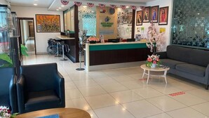 A hotel reception area with a reception desk, a sofa, and a coffee table. - Hotel Desaru Penawar (Bandar Penawar)