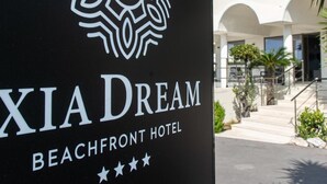 Señal para el HOTEL XIA DREAM BEACHFRONT, con un logotipo decorativo y cuatro estrellas que indican su categoría.