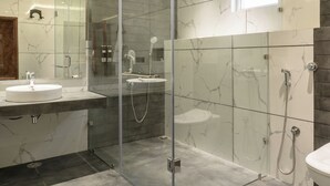 ห้องคลาสสิกดับเบิล, วิวสวน | ห้องน้ำ | ฝักบัว, ไดร์เป่าผม, รองเท้าสวมภายในห้อง, ผ้าเช็ดตัว