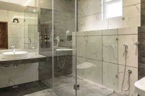 Doppia Classic, vista giardino | Bagno | Doccia, asciugacapelli, pantofole, asciugamani