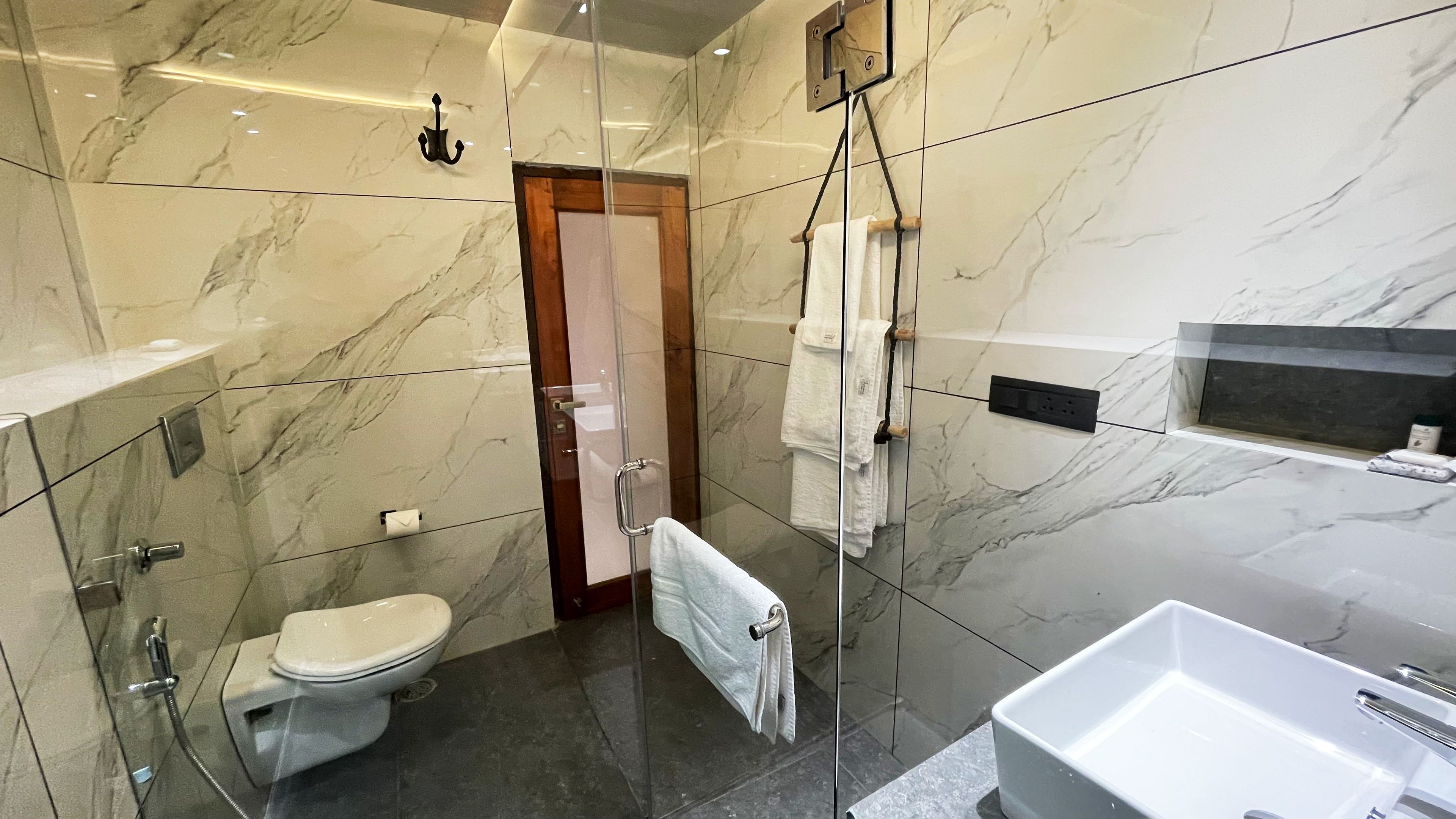 Une salle de bain moderne équipée de toilettes, d’une douche et d’une baignoire.