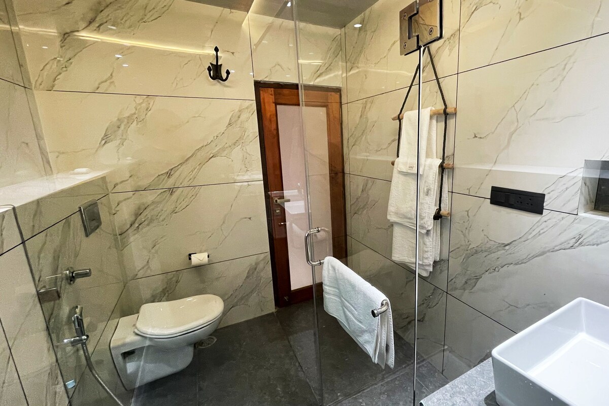 Doppia Comfort, vista giardino | Bagno | Doccia, asciugacapelli, pantofole, asciugamani