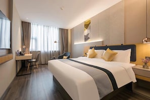 A hotel room with a large bed, a desk, and a chair. - Homeinn Selected (Guangzhou)